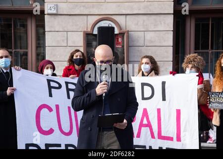 Rom, Italien. Dezember 2020. Präsentation vor der Presse vor dem Teatro Argentina in Rom des Permanent Paid Training Project, das von Schauspielern, Schauspielerinnen und Arbeitern aus der italienischen Unterhaltungswelt, die Teil der Permanent Cultural Presidia sind, konzipiert wurde. (Foto von Matteo Nardone/Pacific Press) Quelle: Pacific Press Media Production Corp./Alamy Live News Stockfoto