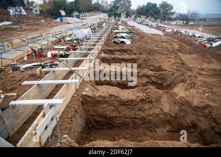 Thessaloniki, Griechenland - 3. Dezember 2020: Zehn neue Gräber von Covid-19 Opfern auf einem Friedhof in Evosmos, Thessaloniki Stockfoto