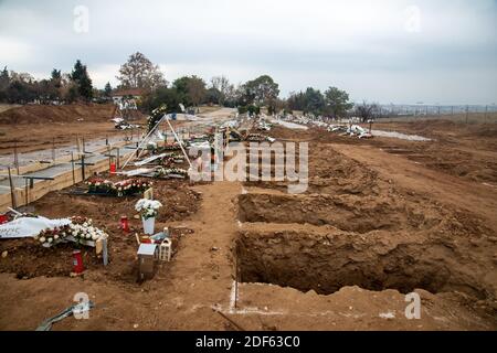 Thessaloniki, Griechenland - 3. Dezember 2020: Zehn neue Gräber von Covid-19 Opfern auf einem Friedhof in Evosmos, Thessaloniki Stockfoto