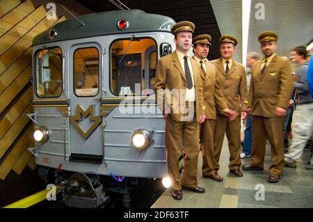 Historische U-Bahn Typ ECS mit Besatzung in Prag, Nadrazi Holesovice Station auf einer Linie C, in Prag Tschechische Republik, Mai 7,2013. (CTK Photo/Martin Mac Stockfoto