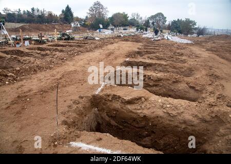 Thessaloniki, Griechenland - 3. Dezember 2020: Zehn neue Gräber von Covid-19 Opfern auf einem Friedhof in Evosmos, Thessaloniki Stockfoto