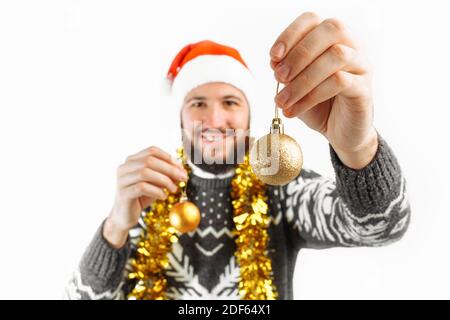 Mann mit Weihnachtskugeln, mit Weihnachtsschmuck Stockfoto