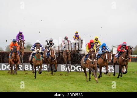 Robbie Power reitend Darlac (Mitte, gelb/lila) auf dem Weg zum Gewinn der Weatherbys Racing Bank Silver Buck Handicap Chase auf der Wincanton Rennbahn. Stockfoto