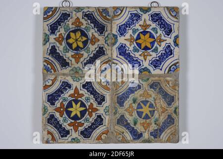 tile Field, Anonymous, zwischen 1580-1619, Zinn-Glasur, Keramik, Allgemein: 28 x 28 x 2,7cm (280 x 280 x 27mm), Allgemein: 29.5 x 28 x 2,7cm (295 x 280 x 27mm) (inklusive Haken zum Aufhängen), Stern, Fliesenfeld aus vier Fliesen (zwei mal zwei) Steingut mit Zinnglasur bedeckt mehrfarbig in blau, gelb, grün, orange und orange braun lackiert. Die Fliesen haben ein zentrales Dekor mit einem sechszackigen Stern in einem Kreis mit Blattmotiven verziert und umgeben von vier scalloped Oberflächen gefüllt mit Kurven in Graphit-Technik. An den Rändern befindet sich eine halbe Rosette. Die Fliesen haben eine Viertelrosette als Eckmotiv Stockfoto