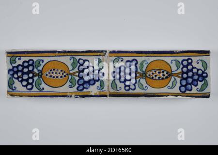 fliesenfeld, Anonymous, ca. 1600, Zinnglasur, Steingut, mit Rahmen: 6.4 x 27 x 3,4cm (64 x 270 x 34mm), Fliesen: 13.3 x 6.3 x 1,5 cm (133 x 63 x 15 mm), Trauben, Granatapfel, Nordniederland, Fliesenfeld aus zwei Randfliesen (eins nach dem anderen) aus Steingut mit Zinnglasur bedeckt mehrfarbig in blau, grün, gelb und orange-braun mit einem blauen Zug lackiert. Die Fliesen zeigen ein symmetrisches Dekor horizontal mit Granatapfel und Trauben in einem doppelten Streifen. Von einem Eckmotiv, 1985, ist keine Rede Stockfoto