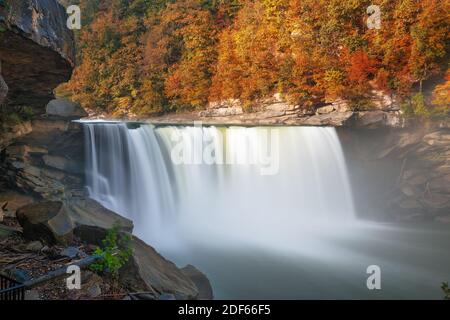 Cumberland Falls am Cumberland River im Cumberland Falls State Resort Park, Kentucky, USA. Stockfoto