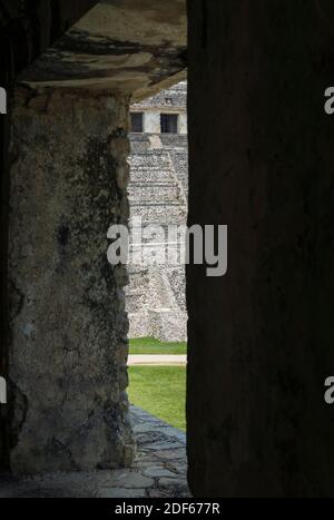 Tor des Palastes mit Blick auf den Tempel der Inschriften an der archäologischen Maya-Stätte in Palenque, Chiapas, Mexiko Stockfoto