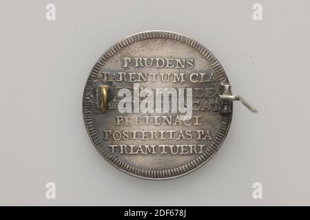 Medaille, Anonymus, 17. Jahrhundert, Allgemein: 3.2 x 0,8cm 32 x 8mm, Gewicht: 8.8g, Stadtwappen, Löwe, Silber Werkzeugmarke mit Stift. Auf der Vorderseite der Medaille befindet sich der runde NUMMUS SENATORIUS und ein stehender Löwe, der einen Schild mit dem Wappen von Leiden und einem Schwert hält. Auf der Rückseite der Medaille im Hochrelief der Text PRUDENS PARENTUM CLADIBUS ET FIDE VIRTUTE DISCAT PERTINACI POSTERITAS PATRIAM TUERI. An der Medaille ist eine Nadel befestigt, damit sie auf der Kleidung getragen werden kann, 1932 Stockfoto