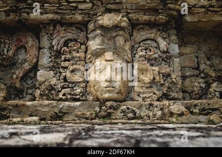 Basrelief-Schnitzerei des Maya-Königs und Schilder am Palast der archäologischen Stätte von Palenque, Chiapas, Mexiko Stockfoto