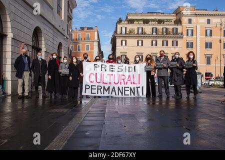 Rom, Italien. Dezember 2020. Präsentation vor der Presse vor dem Teatro Argentina in Rom des Permanent Paid Training Project, das von Schauspielern, Schauspielerinnen und Arbeitern aus der italienischen Unterhaltungswelt, die Teil der Permanent Cultural Presidia sind, konzipiert wurde. (Foto: Matteo Nardone/Pacific Press/Sipa USA) Quelle: SIPA USA/Alamy Live News Stockfoto