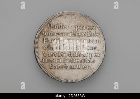 Medaille, Anonym, 17. Jahrhundert, geprägt, Allgemein: 3.1 x 0,1cm (31 x 1mm), Gewicht: 8.3g, silberner Werkzeuganhänger. Auf der Vorderseite ist ein stehender Löwe mit einem Schwert in der Klaue, rechts vom gekrönten Stadtwappen von Leiden. Als Referenz NUMMUS SENATORUS. Auf der Rückseite innerhalb eines Kabelrandes die Inschrift: Prdens Paare: túm consilio, en fide, Fortis parentúm cladibus en Fame, Virtúte discat per tinaci Posteritas Patriam túeri., Stadtwappen, Löwe, Waffen und Munition Stockfoto