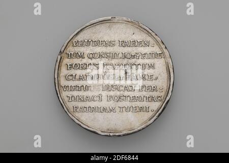 Medaille, Anonym, 17. Jahrhundert, geprägt, Allgemein: 3.1 x 0,1cm (31 x 1mm), Gewicht: 8.3g, silberner Werkzeuganhänger. Auf der Vorderseite ist ein stehender Löwe mit einem Schwert in der Klaue, rechts vom gekrönten Stadtwappen von Leiden. Als Referenz NUMMUS SENATORUS. Auf der Rückseite innerhalb eines Kabelrandes die Inschrift: Prdens Paare: túm consilio, en fide, Fortis parentúm cladibus en Fame, Virtúte discat per tinaci Posteritas Patriam túeri., Stadtwappen, Löwe, Waffen und Munition Stockfoto