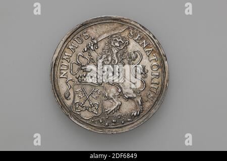 Medaille, Anonym, 17. Jahrhundert, geprägt, Allgemein: 3.1 x 0,1cm (31 x 1mm), Gewicht: 8.3g, silberner Werkzeuganhänger. Auf der Vorderseite ist ein stehender Löwe mit einem Schwert in der Klaue, rechts vom gekrönten Stadtwappen von Leiden. Als Referenz NUMMUS SENATORUS. Auf der Rückseite innerhalb eines Kabelrandes die Inschrift: Prdens Paare: túm consilio, en fide, Fortis parentúm cladibus en Fame, Virtúte discat per tinaci Posteritas Patriam túeri., Stadtwappen, Löwe, Waffen und Munition Stockfoto