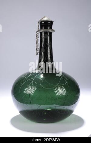 Flasche, 1690, Kork, Glas, Zinn, Allgemein: 26 x 17.8cm (260 x 178mm), Kalligraphie, Flasche aus grünem farbigem Glas. Die Flasche hat einen gewölbten Bauch, der sich in einen schmalen, langen Hals mit einem Kragen und einem leicht gebogenen Mund verwandelt. Über dem Kragen ein Zinnring mit einem Auge, an dem eine Kette befestigt ist. Am anderen Ende der Kette ein Kork mit Zinnkappe, beide mit gekerbten Dreiecken verziert. Auf dem Bauch um eine kalligrafische Inschrift: Ein guter Baum trug gute Früchte. Weinreben am Hals, 1988 Stockfoto