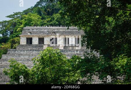 Tempel der Inschriften an der archäologischen Maya-Stätte umgeben von tropischem Wald in Palenque, Chiapas, Mexiko Stockfoto