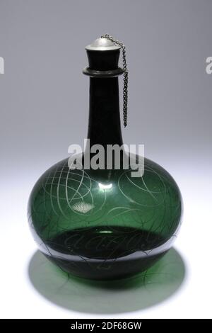 Flasche, 1690, Kork, Glas, Zinn, Allgemein: 26 x 17.8cm (260 x 178mm), Kalligraphie, Flasche aus grünem farbigem Glas. Die Flasche hat einen gewölbten Bauch, der sich in einen schmalen, langen Hals mit einem Kragen und einem leicht gebogenen Mund verwandelt. Über dem Kragen ein Zinnring mit einem Auge, an dem eine Kette befestigt ist. Am anderen Ende der Kette ein Kork mit Zinnkappe, beide mit gekerbten Dreiecken verziert. Auf dem Bauch um eine kalligrafische Inschrift: Ein guter Baum trug gute Früchte. Weinreben am Hals, 1988 Stockfoto