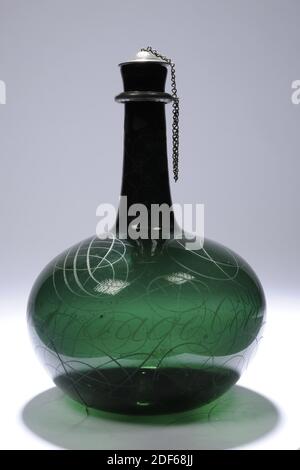 Flasche, 1690, Kork, Glas, Zinn, Allgemein: 26 x 17.8cm (260 x 178mm), Kalligraphie, Flasche aus grünem farbigem Glas. Die Flasche hat einen gewölbten Bauch, der sich in einen schmalen, langen Hals mit einem Kragen und einem leicht gebogenen Mund verwandelt. Über dem Kragen ein Zinnring mit einem Auge, an dem eine Kette befestigt ist. Am anderen Ende der Kette ein Kork mit Zinnkappe, beide mit gekerbten Dreiecken verziert. Auf dem Bauch um eine kalligrafische Inschrift: Ein guter Baum trug gute Früchte. Weinreben am Hals, 1988 Stockfoto