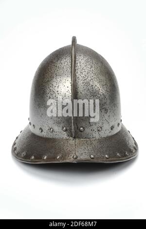 Helm, Anonymous, 16. Jahrhundert, Iron Cabasset mit einer eisernen Federhülse und Helmwappen. Der Helm ist oval geformt und hat eine hohe, kugelförmige Helmkugel, die Helmklappe ist nach unten geneigt. Die Helmkugel besteht aus zwei Hälften und ist über dem Kamm mit einem gefalteten Streifen aus Eisen fertig. An der hinteren Spitze des Helmvisiers ist ein Teil der Platte ein zeitgemäßer Ersatz, und so ist ein Stück der angrenzenden Felge. Auch der Frontpunkt wurde ersetzt und zu der Zeit auch mit neuen Nieten versehen, die anschließend außen oder oben abgefeilt wurden. Futter Nägel um den Rand der Stockfoto