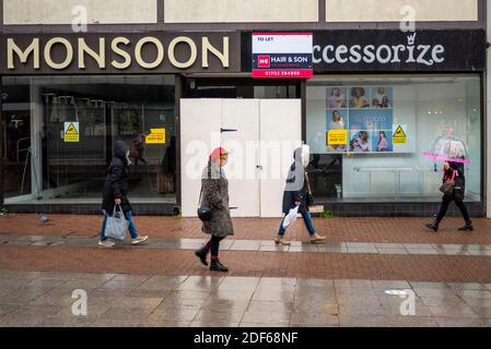High Street, Southend on Sea, Essex, Großbritannien. Dezember 2020. Trotz des kalten und nassen Wetters sind die Käufer in der High Street in Southend on Sea unterwegs. Die High Street hat bereits viele ihrer Geschäfte verloren Stockfoto