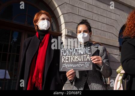 Rom, Italien. Dezember 2020. Präsentation vor der Presse vor dem Teatro Argentina in Rom des Permanent Paid Training Project, das von Schauspielern, Schauspielerinnen und Arbeitern aus der italienischen Unterhaltungswelt, die Teil der Permanent Cultural Presidia sind, konzipiert wurde. (Foto: Matteo Nardone/Pacific Press/Sipa USA) Quelle: SIPA USA/Alamy Live News Stockfoto