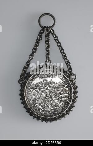 Medaille, Gerard van Bylaer, 1574, geprägt, General: 10.2 x 5.7 x 0,6cm (102 x 57 x 6mm), Gewicht: 44g, Silbermedaille, geprägt zur Belagerung von Leiden, 1574, bestehend aus einer Medaille in einem Kabelrand mit drei Ketten an einem Ring befestigt. Auf der Vorderseite der Medaille ist eine Darstellung eines Engels dargestellt, der Sanheribs Armee vor den Toren Jerusalems vertreib, und die Inschrift VT oben. SANHERIB A IERUSALEM 2.REG.19. Auf der anderen Seite die Stadtansicht von Leiden mit den Rampen der Belagerer im Vordergrund. Oberhalb der Szene befindet sich die Inschrift SIC HISPA A LEYD NOCTV 3. OKTO.1574, Stadtbild, Engel Stockfoto