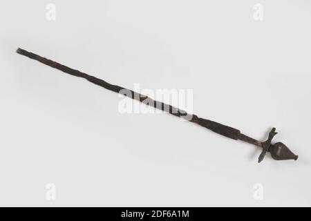 EPEE, Anonymous, 16. Jahrhundert, geschmiedet, Espee mit spinnender Eisenhilt und kleiner Holzfadenschnur, Allgemein: 71.2 x 9.5 x 4.5cm 712 x 95 x 45mm Stockfoto