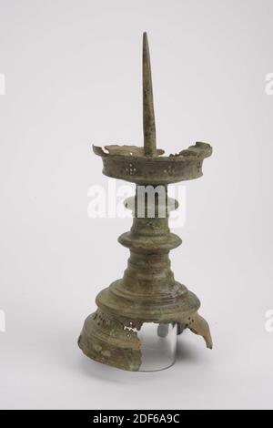 Candlestick, Anonymous, ca. 1450, Guss, Allgemein: 34 x 19.6 x 15,2cm 340 x 196 x 152mm, Löwe, der Kerzenständer ruhte ursprünglich auf drei Löwen, von denen nur einer erhalten ist. Die gewölbte Basis ist mit Formteilen und achtmal einem fünf-Pass-Ornament verziert. Am Fuß, der oben von einer freitragenden Kante begrenzt wird, erhebt sich der kegelförmige hohle, profilierte Stamm, der zwei ringförmige Knoten hat, von denen der untere den größten Durchmesser hat. Der Stamm endet in einer ca. 3 cm tiefen Fettfalle, die acht Mal an der senkrechten Wand mit einem fünfstufigen Ornament verziert ist. Stockfoto