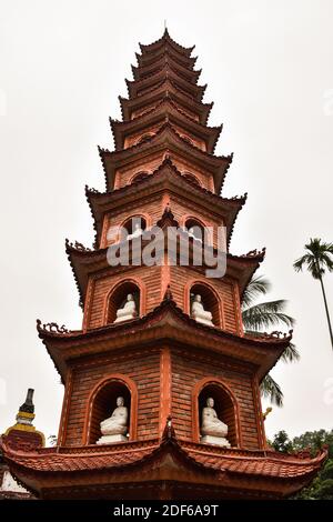 HANOI, VIETNAM - 30. DEZEMBER 2019: Die schöne und hohe Tran Quoc Pagode, der älteste buddhistische Tempel in Hanoi, an einem bewölkten Tag. Stockfoto