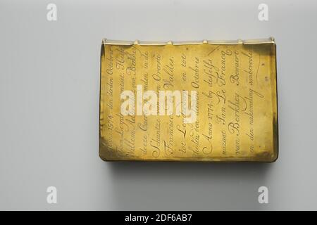 Box, Anonymous, 1774, Allgemein: 2.5 x 7.6 x 10,8cm 25 x 76 x 108mm, Familienwappen, Brass Box zum Speichern von Spielkarten in Form eines Buches. Das Familienwappen von Willem Aelbrechtsz ist auf der Scharnierfront eingraviert. Van Berkhey mit seinem Namen darunter. Auf der Rückseite die zwölfzeilige Inschrift: Anno 1574, das dritte Oktobris. Als Leijden freigelassen wurde, fand Willem Aelbrechtsz. Van Berkhey diese Caerte in der Schanze van de Superior Francisco de Valdez, nach Leijderdorp und bis jetzt die dritte Octobris Anno 1774 von Jan Le Francq van Berkheij Bewaert und der Nachkomme empfohlen. Stockfoto