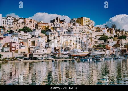 Sciacca Sizilien Oktober 2020, Fischerboote und Menschen reparieren Netze in der bunten Stadt Sciacca mit Blick auf ihren Hafen. Provinz Agrigento, Sizilien. Hochwertige Fotos Stockfoto