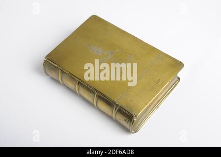 Box, Anonymous, 1774, Allgemein: 2.5 x 7.6 x 10,8cm 25 x 76 x 108mm, Familienwappen, Brass Box zum Speichern von Spielkarten in Form eines Buches. Das Familienwappen von Willem Aelbrechtsz ist auf der Scharnierfront eingraviert. Van Berkhey mit seinem Namen darunter. Auf der Rückseite die zwölfzeilige Inschrift: Anno 1574, das dritte Oktobris. Als Leijden freigelassen wurde, fand Willem Aelbrechtsz. Van Berkhey diese Caerte in der Schanze van de Superior Francisco de Valdez, nach Leijderdorp und bis jetzt die dritte Octobris Anno 1774 von Jan Le Francq van Berkheij Bewaert und der Nachkomme empfohlen. Stockfoto