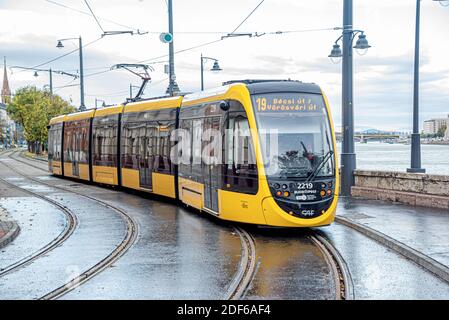 Stadtbahn an einem bewölkten Herbsttag, in Budapest Ungarn. Stockfoto