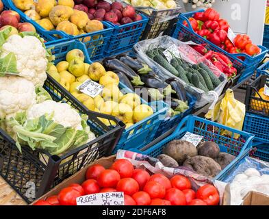 Frisches Obst und Gemüse auf einem Markt in Bukarest. Mit Preisen in rumänischer Währung Stockfoto