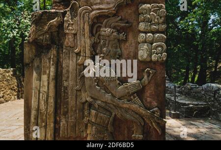 Basrelief-Schnitzerei des Maya-Königs und Schilder an der archäologischen Stätte von Palenque, Chiapas, Mexiko Stockfoto