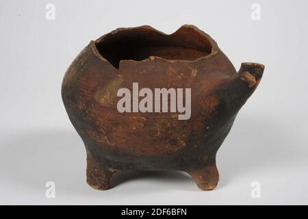 Anonym, erste Hälfte des 16. Jahrhunderts, Bleiglasur, Steingut, Allgemein: 7.9 x 12.5 x 11,4cm 79 x 125 x 114mm, Fragment einer Traube aus rot gebranntem Steingut, teilweise mit einer transparenten Bleiglasur überzogen. Entlang der Schulter eine gelbe Schlick Dekoration in Ringellore Technik. Hals, Ohr und alle drei Beine fehlen. Unten lackiert 325c 1886, 1886 Stockfoto