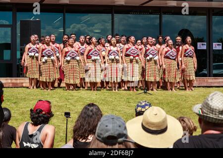 Eine Gruppe von Maori kapa haka (traditioneller Tanz) Interpreten, die vor einer Menschenmenge singen Stockfoto