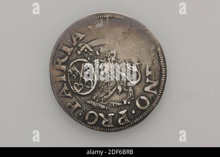 Archer Medal, Anonymous, 1656, geprägt, Allgemein: 2.7 x 0,1cm (27 x 1mm), Gewicht: 4,4g, Silberne Archer Medal of the Year 1656. Auf der Vorderseite ist ein nach links gelehnter, kletternder Löwe abgebildet. Im rechten Bein hält der Löwe einen Scimitar, das andere Bein ruht auf einem Schild mit dem Wappen von Leiden. Um die Performance herum die Aufschrift: [PV] GNO.pro.PATRIA. Über dem Löwen befindet sich wahrscheinlich eine Krone, die aber völlig abgenutzt ist. Auf der Rückseite sind zwei gekreuzte Gewehre, mit LEY und DEN auf beiden Seiten. Um die Inschrift: SCHVTTE [RS.PENN] ING 1656. Die Inschrift ist teilweise getragen, Stadtwappen, Gewehr Stockfoto