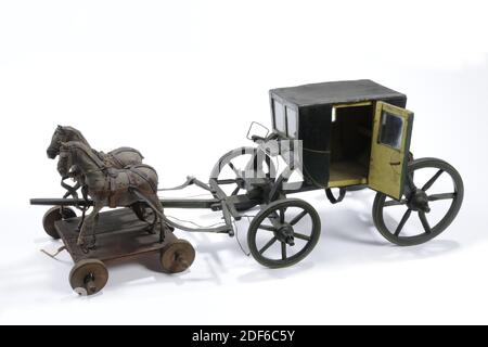 Anonym, erste Hälfte des 19. Jahrhunderts, Glas, Holz, Seil, Leder, bemalt, Spielzeugwagen mit zwei Pferden, ein Paar Pferde, aus bemaltem Holz. Der schwarz-grün lackierte Wagen enthält zwei Vierradachsen, wobei die Hinterräder größer sind als die Vorderräder. Der Bus hat eine überdachte Motorhaube für die Passagiere und einen separaten Sitz für den Kutscher. Beide Türen des Wagens haben C.D.F .. Unter den Glasfenstern. Die Kutsche hat zwei Pferde, mit Leder bedeckt und steht auf einem Plateau mit vier kleinen Rädern. Die Zügel der Pferde sind aus Seil. Die Pferdeschwänze sind abgebrochen, General Stockfoto