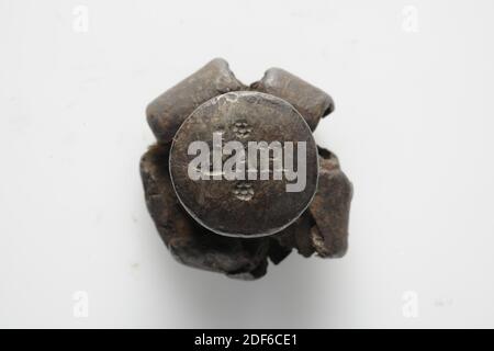 Stempel (für Leinenblätter), Anonymous, 17. Jahrhundert-18. Jahrhundert, Allgemein: 3,4 x 3,5cm (34 x 35mm), Durchmesser Stempel: 1,9cm (19mm), länglicher Eisenstempel mit runder Stempelfläche, auf der das Spiegelbild HAL aufträgt. Unten und oben ist eine Rose dargestellt, Rose Stockfoto