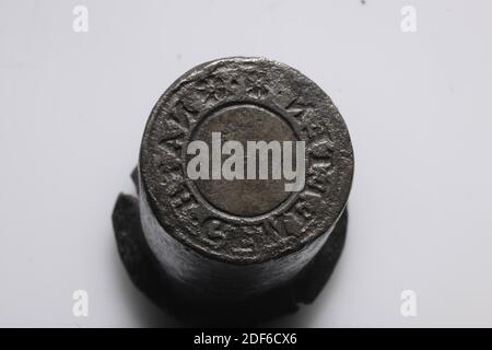 Stempel (für Stoffspulen), Anonymous, 17. Jahrhundert-18. Jahrhundert, Allgemein: 7.9 x 4.1cm (79 x 41mm), Durchmesser Stempel: 3cm (30mm), Oblong Eisen Stempel für Stoffspulen mit einer runden Stempelfläche, auf der das Spiegelbild kreisförmig NATH MEETED mit einer Rose. Innerhalb der kreisförmigen, eine kreisförmige Form bleibt leer, Rose Stockfoto