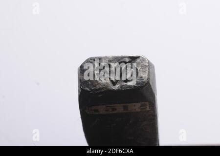 Stempel (für Leinenbänder), Anonymous, 17. Jahrhundert-18. Jahrhundert, Allgemein: 13.6 x 2.2 x 1.6cm (136 x 22 x 16mm), Stempel: 1 x 1.7cm (10 x 17mm), Rose, länglicher Eisenstempel für Stoffspulen mit rechteckiger Stempelfläche, auf der das Monogramm VO gespiegelt ist, gefolgt von einer Rose. Der Stempel ist auf einer Seite mit einem Kreuz verziert. Der Stempel hat eine unleserliche Inschrift in Tinte, 1879 Stockfoto