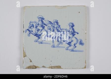 Wandfliese, Anonymous, 18. Jahrhundert, Zinnglasur, Steingut, Allgemein: 13 x 13 x 1cm (130 x 130 x 10mm), Pferd, Reiter, nordniederland, Steingut Wandfliese mit Zinnglasur in blau lackiert bedeckt. Auf der Kachel sind drei Reiter auf tänzelnden Pferden abgebildet. Die Fahrer tragen Hüte und der mittlere Fahrer bläst ein Horn, 1985 Stockfoto