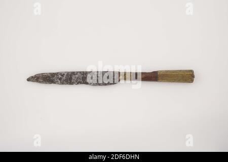 Messer, Anonymous, erste Hälfte des 16. Jahrhunderts, Kupfer, Holz, Eisen, graviert, Allgemein: 21.6 x 1.9 x 1.4cm (216 x 19 x 14mm), Tischmesser mit eiserner Klinge und sechseckiger Holzgriff mit Kupferbeschlägen oben und unten. Die Messingbeschläge sind beidseitig mit einem menschlichen Kopf an der Basis der Klinge und einfachen Linien an den Seiten eingraviert. Auf der Unterseite ist ein stehender Mann auf einer Seite eingraviert, und auf der anderen Seite ein stehender Mann und eine Frau. Die anderen Seiten mit verschiedenen schrägen Linien, 1886 Stockfoto