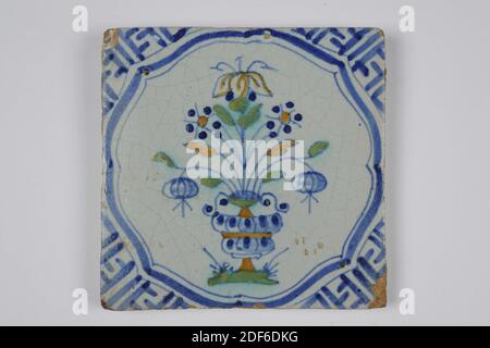 Wandfliese, Anonymous, zweite Hälfte 17. Jahrhundert, Zinn-Glasur, Steingut, allgemein: 13 x 12.8 x 1,2cm (130 x 128 x 12mm), Blumentopf, Nord-niederlande, Wandfliese aus Steingut mit Zinn-Glasur in blau lackiert bedeckt. Die Kachel zeigt einen Blumentopf und (unleserliche) Buchstaben. Die Fliese hat einen Ochsenkopf als Eckmotiv, 1985 Stockfoto