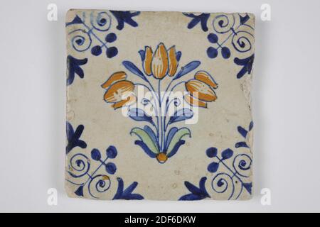 Wandfliese, Anonymous, zweite Hälfte 17. Jahrhundert, Zinn-Glasur, Steingut, allgemein: 12.7 x 12 x 1,7cm (127 x 120 x 17mm), Tulpe, nordniederland, Wandfliese aus Steingut mit Zinn-Glasur bedeckt und in blau bemalt. Auf der Kachel ist eine Kachel abgebildet. Die Fliese hat einen Ochsenkopf als Eckmotiv, 1985 Stockfoto