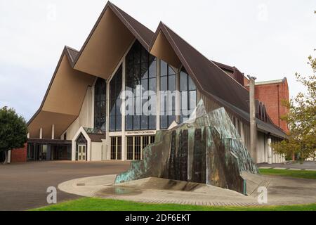 Die Holy Trinity Cathedral, Parnell, Auckland, Neuseeland, mit ihrer markanten Skulptur "Bergbrunnen" draußen Stockfoto