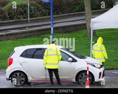 Sheerness, Kent, Großbritannien. Dezember 2020. Sheerness in der Gemeinde Swale - Englands höchste kovidale Infektionsrate Gebiet. Ein mobiler Test- und Trace-Betrieb. Kredit: James Bell/Alamy Live Nachrichten Stockfoto