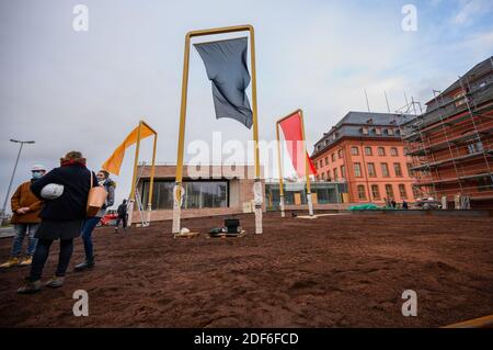 Mainz, Deutschland. Dezember 2020. Auf der Baustelle des landtags flattern die Flaggen des Kunstwerks "drei Farben" im Wind. Vor der Baustelle wurde ein Testlauf durchgeführt, um die tatsächliche Wirkung des Kunstwerks zu beurteilen. Der Entwurf eines Berliner Künstlers mit dem Titel "drei Farben" wurde mit großer Mehrheit zum Gewinner des Wettbewerbs "Kunst auf der Baustelle" gewählt. Das Kunstwerk basiert auf dem Hambacher Festival. Quelle: Andreas Arnold/dpa/Alamy Live News Stockfoto