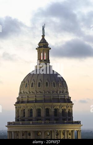 15. August 2020 Austin, Texas: Blick auf die Texas Capitol Kuppel während eines Sommersonnenaufgangs, Blick nach Osten vom Westgate Building in der Innenstadt von Austin. © Bob Daemmrich