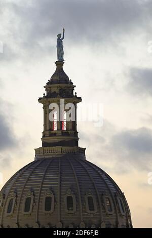 15. August 2020 Austin, Texas: Blick auf die Texas Capitol Kuppel während eines Sommersonnenaufgangs, Blick nach Osten vom Westgate Building in der Innenstadt von Austin. © Bob Daemmrich